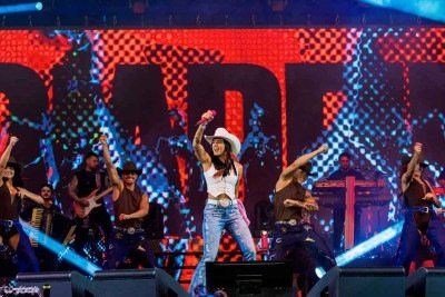 A cantora Ana Castela em show, ap&oacute;s lan&ccedil;ar a controversa vers&atilde;o de 'Rap da Felicidade' que gerou debates sobre a letra e o agro -  (crédito: Fecomercio MG/Divulgacao)