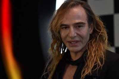 John Galliano, estilista brit&acirc;nico, recusou ser homenageado no Met Gala devido &agrave;s pol&ecirc;micas do passado -  (crédito: AFP)