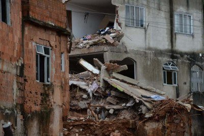Na imagem, registro no Bairro Parque Burnier. Trabalhos em buscas de vitimas.
      -  (crédito: Tulio Santos/EM/D.A Press - 25/02/2026)