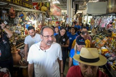  Alexandre Kalil visitou o Mercado Municipal de Montes Claros, onde anunciou que faz campánha sem palanque para candidato a presidente da República -  (crédito: Leandro Couri/Campanha de Alexandre Kalil)