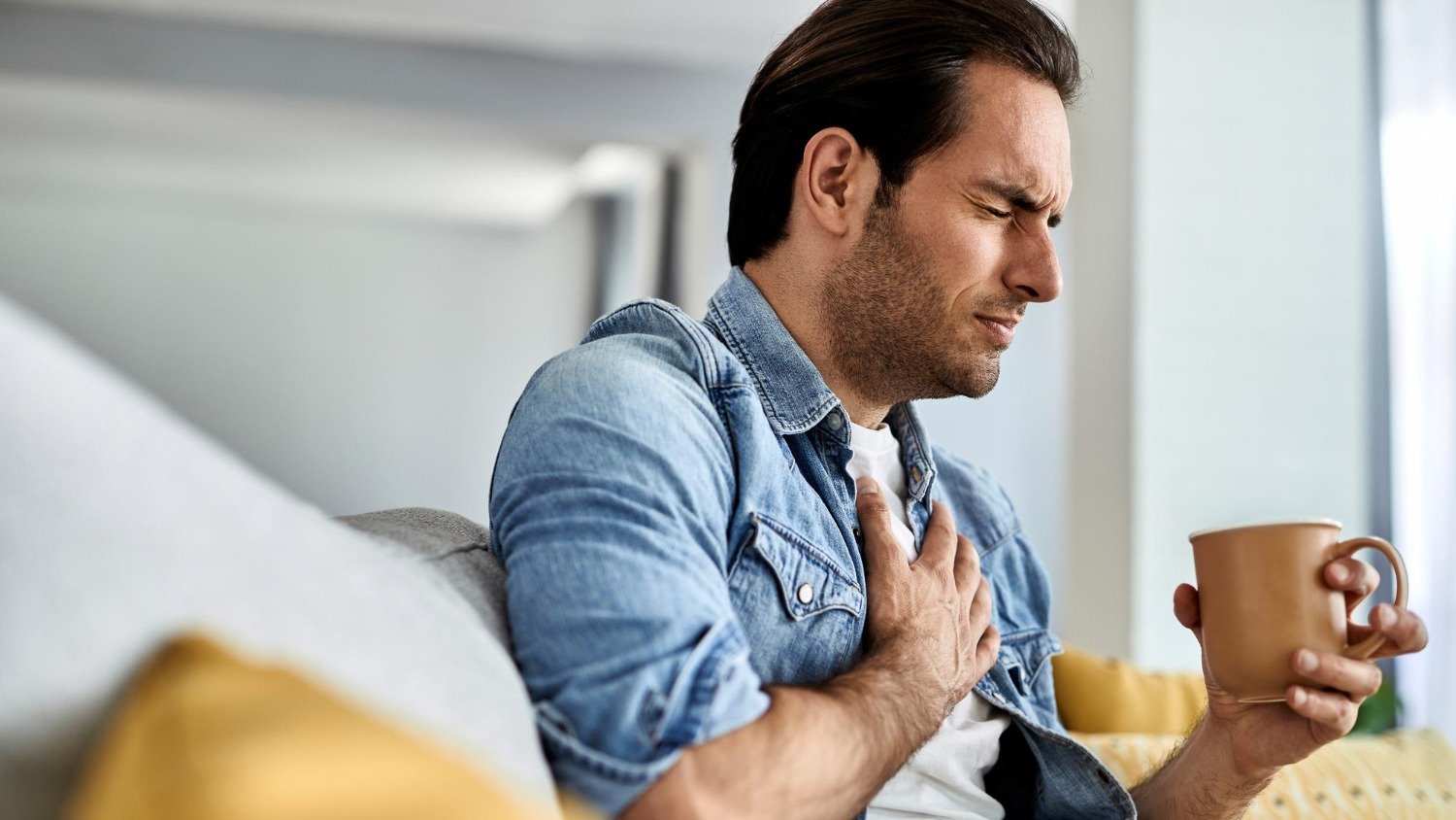 Sintomas de infarto como a dor no peito podem indicar problemas card&iacute;acos silenciosos, cada vez mais comuns em jovens -  (crédito: Freepik)