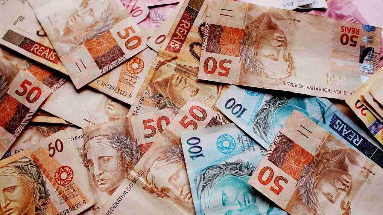 O debate sobre o reajuste do sal&aacute;rio m&iacute;nimo impacta a economia brasileira e a vida de milh&otilde;es de trabalhadores -  (crédito: Freepik)