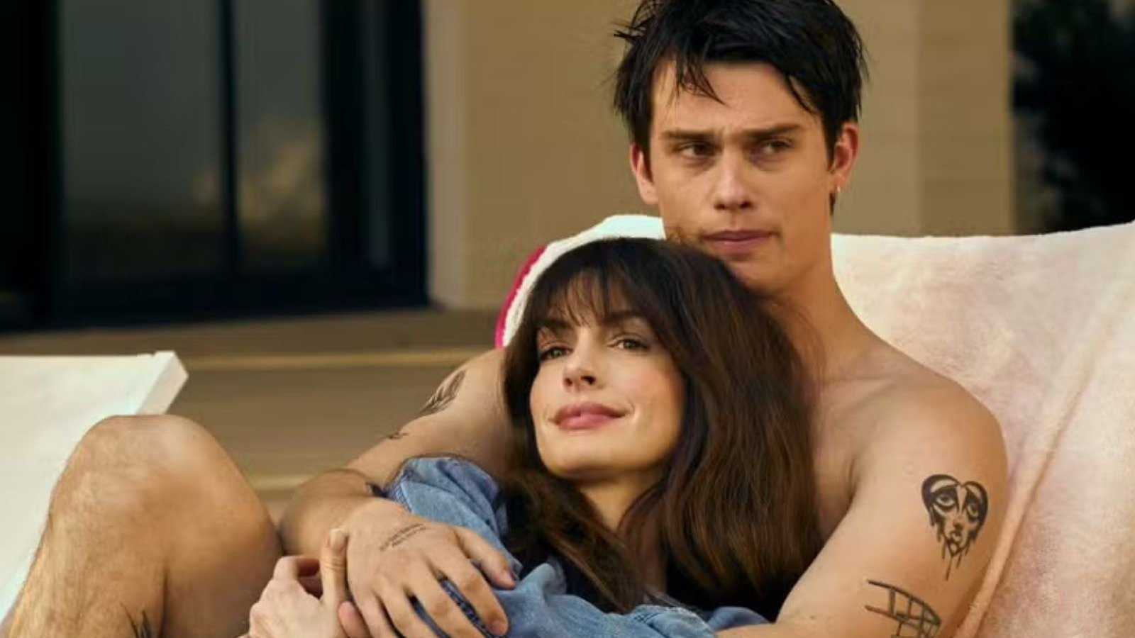 Anne Hathaway e Nicholas Galitzine em 'Uma ideia de voc&ecirc;', filme que conquistou o p&uacute;blico no streaming -  (crédito: Reprodu&ccedil;&atilde;o)