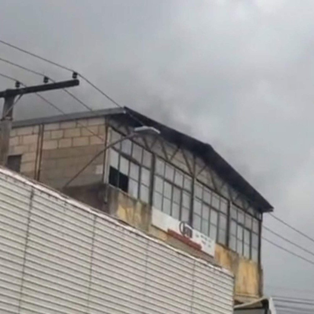 Incêndio atinge igreja em estabelecimento comercial no Barreiro; veja vídeo