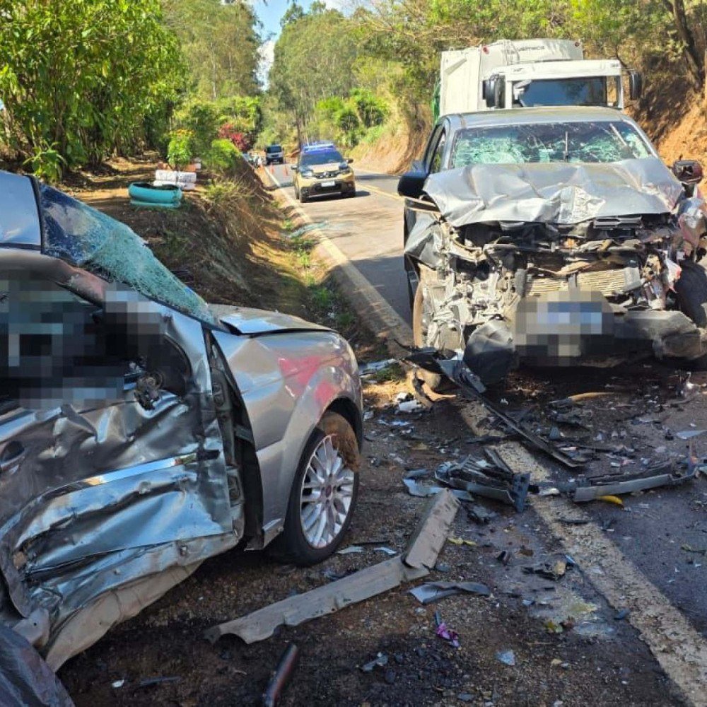 Acidente entre carro e caminhonete causa três mortes na MGC-369
