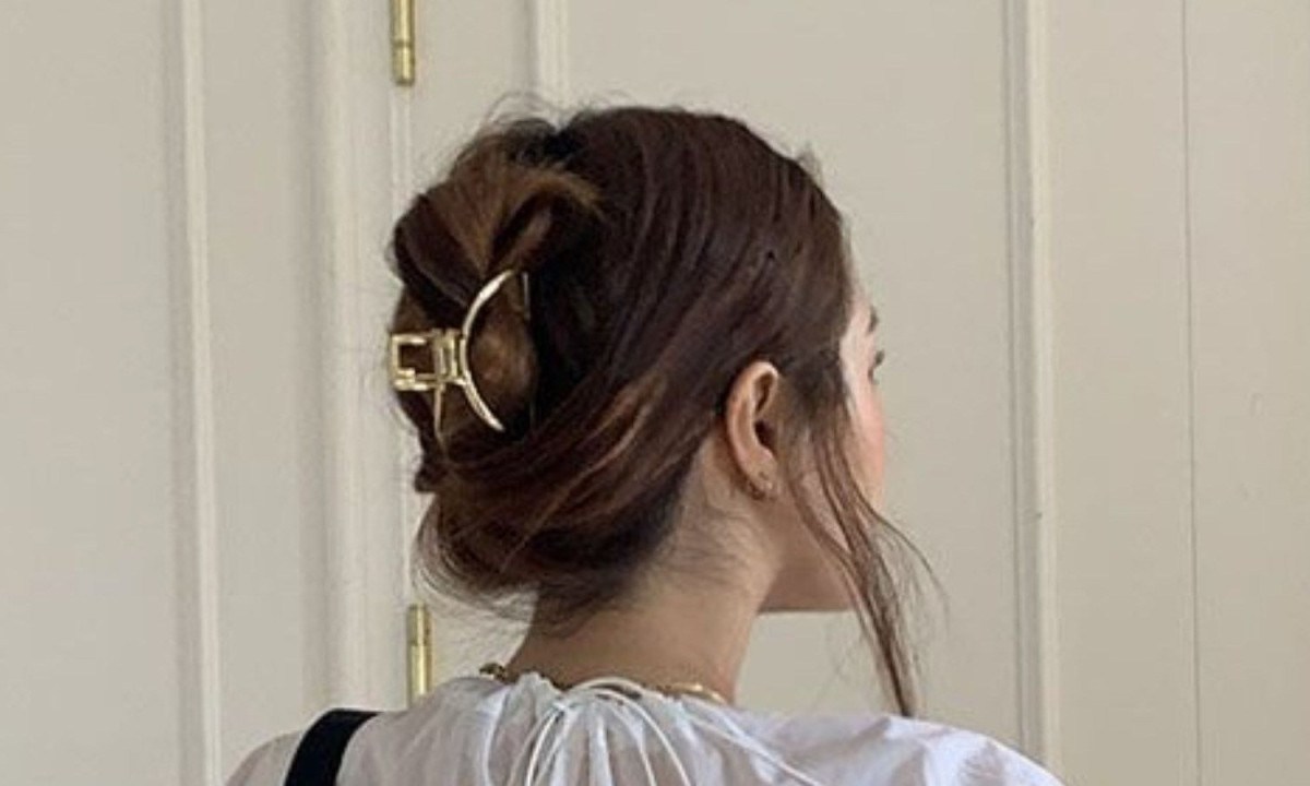 Piranhas de cabelo, como o acessório que prende o penteado desta imagem, são alvo de alerta por especialistas devido a riscos em acidentes - (crédito: Pinterest)