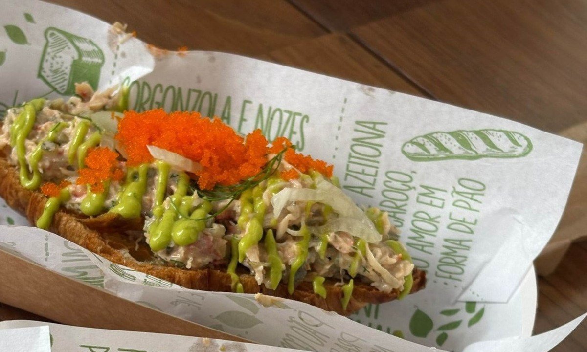 Levada &agrave; brasa, a cavaca virou recheio de sandu&iacute;che de brioche com alface romana tostada e molho gribiche