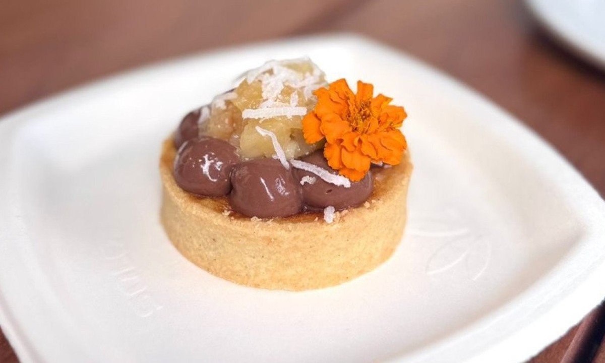 A tartelete com creme assado de coco, cr&eacute;meux de chocolate e abacaxi cru e tostado fechou a quinta edi&ccedil;&atilde;o do Brunch no Jardim