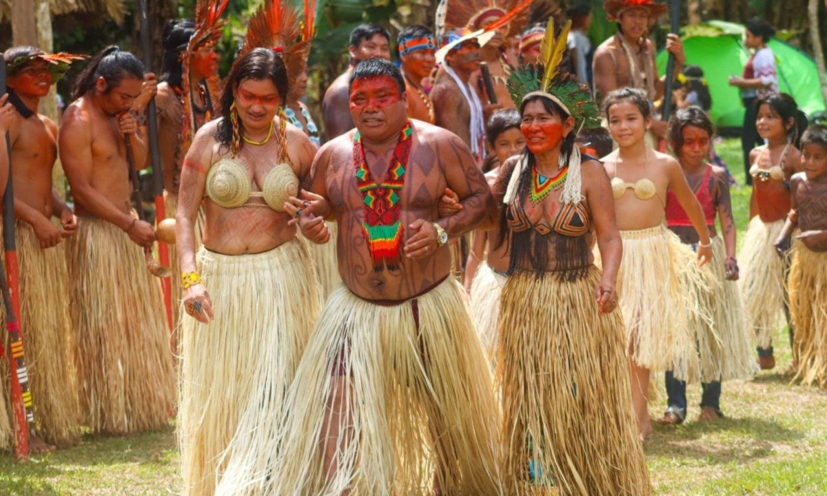 No Acre, a viagem ganha outro significado. As expedições junto ao povo indígena Shanenawa promovem uma imersão na cultura, nos saberes tradicionais e na relação ancestral com a floresta - (crédito: Vivalá/Divulgação)