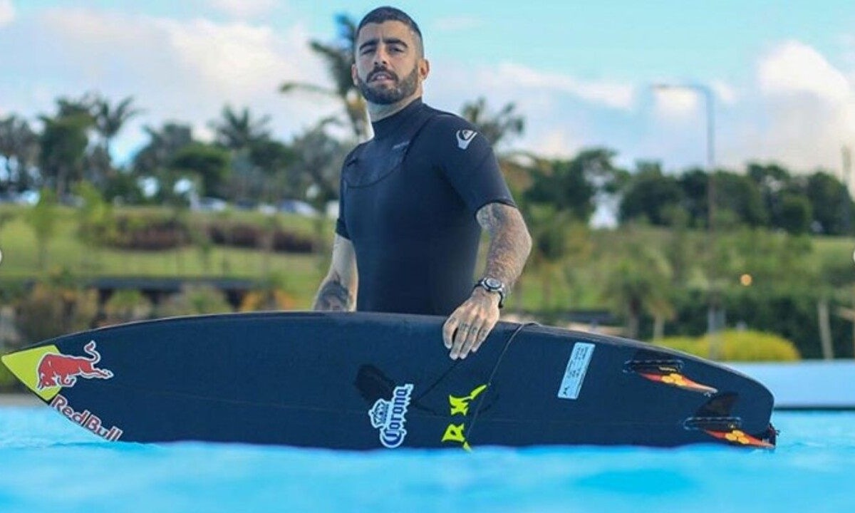 Pedro Vianna nasceu no Rio de Janeiro em 10 de agosto de 1988. O apelido “Scooby” surgiu ainda na infância, quando amigos diziam que ele se parecia com o cachorro do desenho animado “Scooby-Doo”. O surfista iniciou a carreira profissional aos 11 anos e se tornou um dos principais nomes do surfe de ondas gigantes do mundo.
- (crédito: Reprodução / Instagram)
