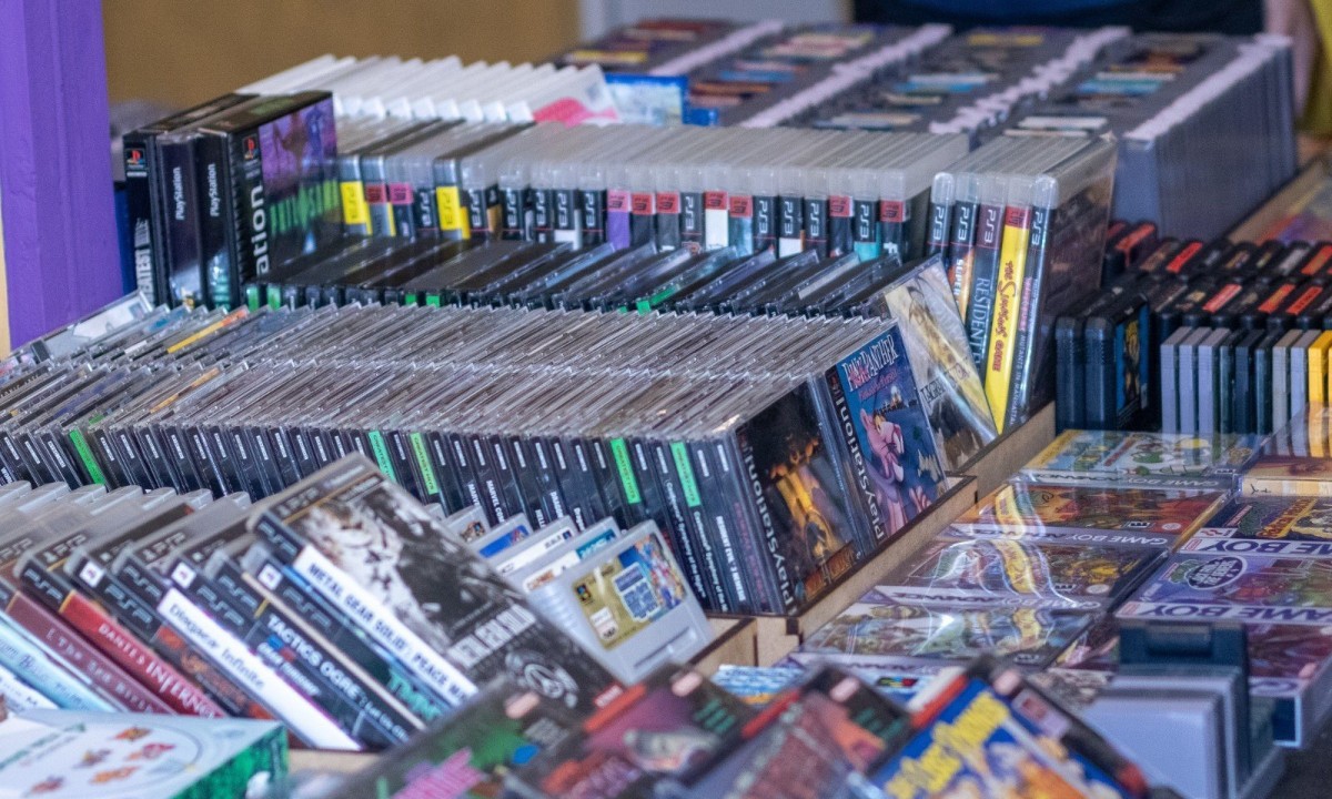 Na UAI Retrogames, realizada de 28 a 30 de agosto, em Belo Horizonte, a mídia física foi celebrada por colecionadores e jogadores, enquanto empresas reduzem a produção e a distribuição do formato. - (crédito: Caroline Ede)