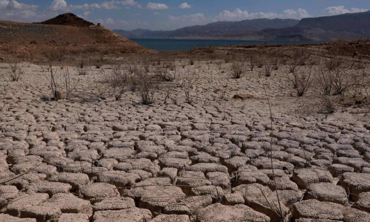 Leito seco do lago Mead, o maior reservatório de água dos EUA, que está no menor nível desde sua criação, há 90 anos - (crédito: Justin Sullivan/Getty Images via AFP)