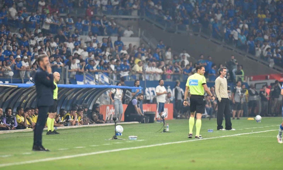 Depois da Copa do Mundo, Artur Jorge (E), do Cruzeiro, tem seu trabalho questionado, enquanto Eduardo Domínguez é exaltado pelo bom futebol do Atlético -  (crédito: Ramon Lisboa/EM/D.A. Press)