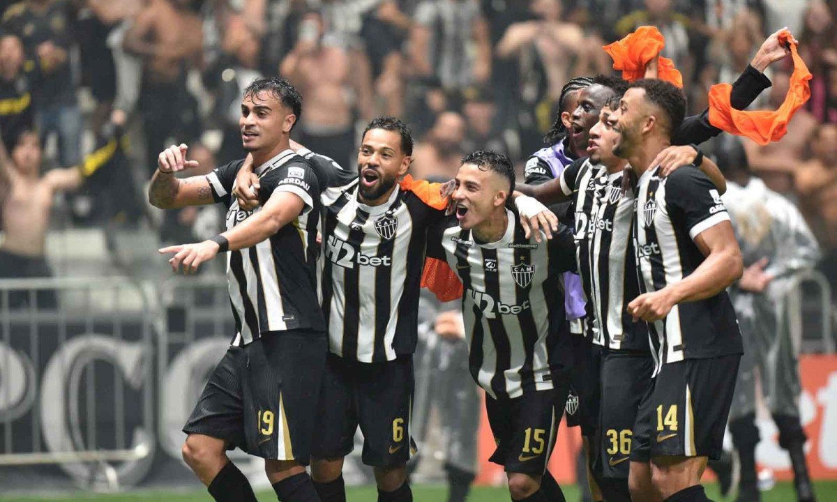 Jogadores do Galo comemoram a vitória e a classificação do time para as semifinais da Copa do Brasil diante do maior rival -  (crédito: Ramon Lisboa/EM/D.A Press)