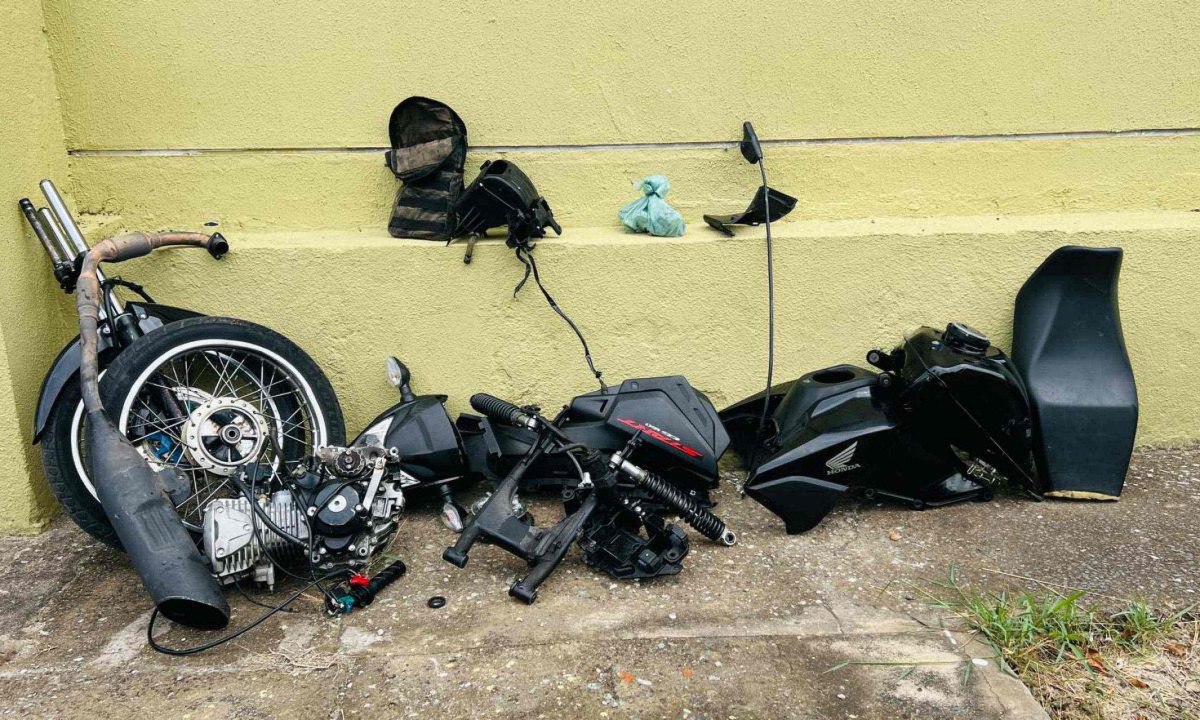 Uma das motos já estava completamente desmontada - (crédito: Edésio Ferreira/EM/D.A. Press)