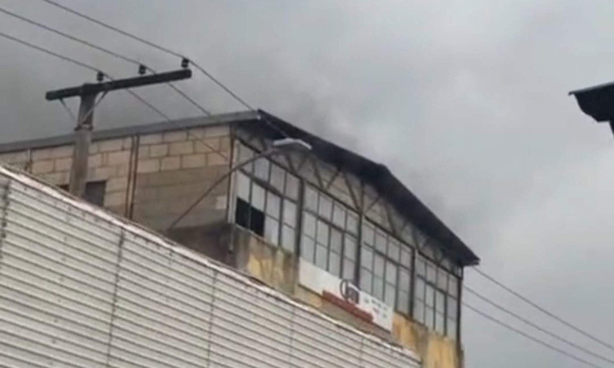 Incêndio na Região do Barreiro atinge igreja no terceiro andar de estabelecimento comercial, em BH - (crédito: Reprodução/Redes Sociais)