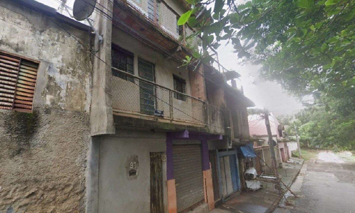 A vítima foi encontrada caída no chão; companheiro estava sentado ao lado dela - (crédito: Google Street View/Reprodução)