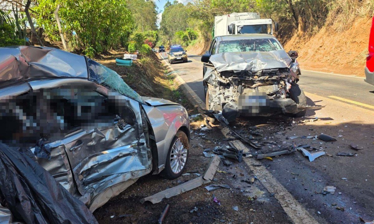 O acidente entre os dois veículos resultou na morte de duas pessoas - (crédito: CBMMG / Divulgação )