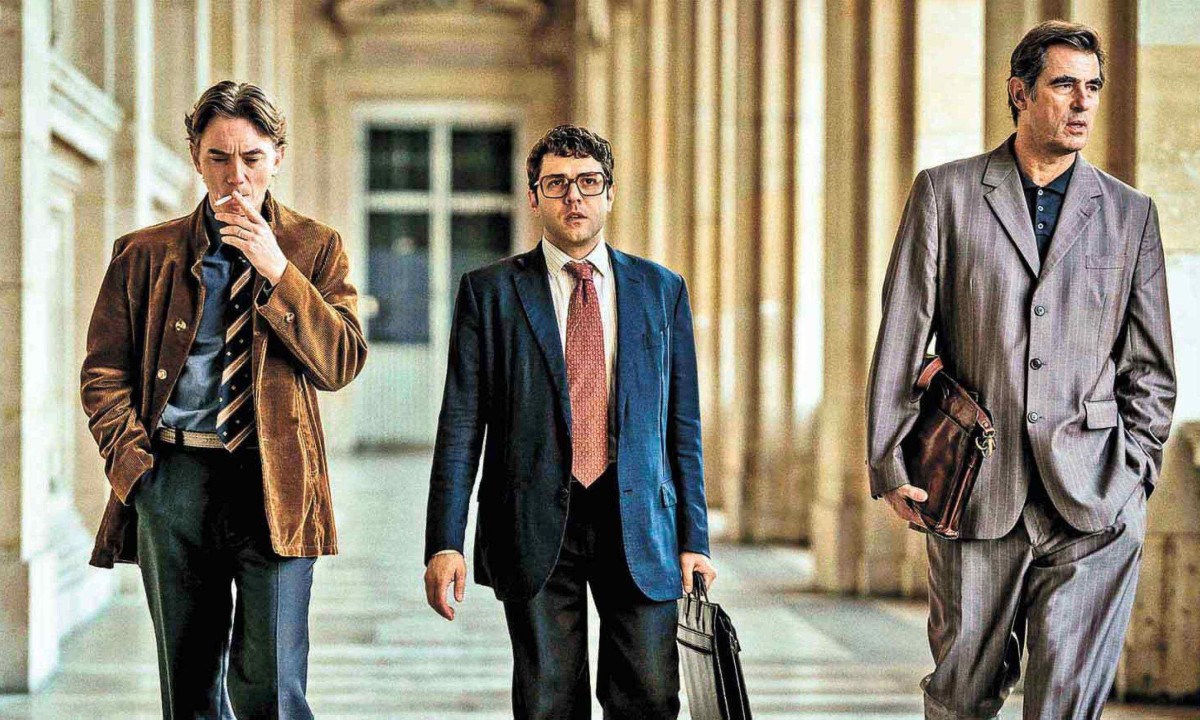 Os atores Swann Arlaud (Paul Andreu), Xavier Dolan ( Jean-Louis Subilon) e Claes Bang (Otto von Spreckelsen) interpretam os personagens à frente da construção do Arco de La Défense - (crédito: Julien Panie/Divulgação)