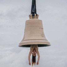 Atrizes pornô, bebês reborn e nua no esgoto marcam Bienal de Veneza - Helena Manhartsberger/Divulgação