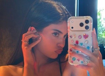 Kylie Jenner &eacute; um dos principais nomes da nova tend&ecirc;ncia, que inclui capinhas de celular decoradas com pedrarias e strass coloridos -  (crédito: Instagram / Kylie Jenner)