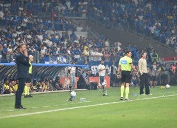 Depois da Copa do Mundo, Artur Jorge (E), do Cruzeiro, tem seu trabalho questionado, enquanto Eduardo Domínguez é exaltado pelo bom futebol do Atlético -  (crédito: Ramon Lisboa/EM/D.A. Press)