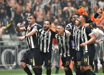 Jogadores do Galo comemoram a vitória e a classificação do time para as semifinais da Copa do Brasil diante do maior rival -  (crédito: Ramon Lisboa/EM/D.A Press)