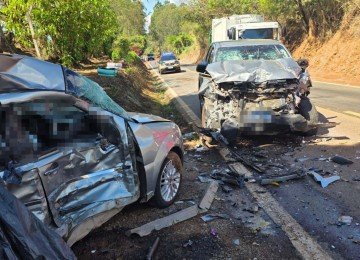 O acidente entre os dois veículos resultou na morte de duas pessoas -  (crédito: CBMMG / Divulgação )