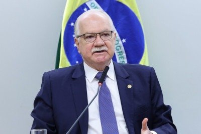 O presidente do STF, Edson Fachin, deu 72 horas para Andr&eacute; Mendon&ccedil;a responder &agrave; AGU sobre o afastamento de Andrei Rodrigues da PF -  (crédito: Foto: Rosinei Coutinho/STF)