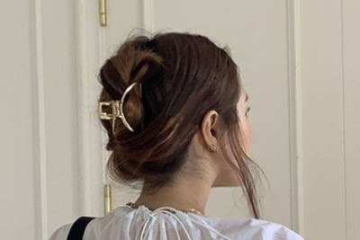Piranhas de cabelo, como o acess&oacute;rio que prende o penteado desta imagem, s&atilde;o alvo de alerta por especialistas devido a riscos em acidentes -  (crédito: Pinterest)