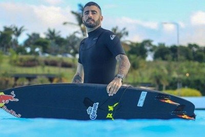 Pedro Vianna nasceu no Rio de Janeiro em 10 de agosto de 1988. O apelido “Scooby” surgiu ainda na infância, quando amigos diziam que ele se parecia com o cachorro do desenho animado “Scooby-Doo”. O surfista iniciou a carreira profissional aos 11 anos e se tornou um dos principais nomes do surfe de ondas gigantes do mundo. 
 -  (crédito: Reprodução / Instagram)