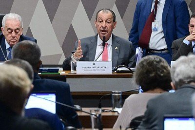 O senador Omar Aziz, relator, se pronuncia na reunião da CCJ -  (crédito: Geraldo Magela/Agência Senado)