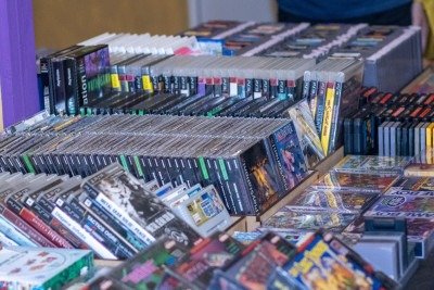 Na UAI Retrogames, realizada de 28 a 30 de agosto, em Belo Horizonte, a mídia física foi celebrada por colecionadores e jogadores, enquanto empresas reduzem a produção e a distribuição do formato. -  (crédito: Caroline Ede)
