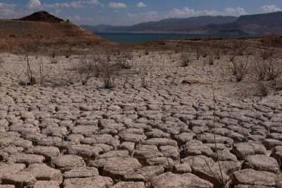 Leito seco do lago Mead, o maior reservatório de água dos EUA, que está no menor nível desde sua criação, há 90 anos -  (crédito:  Justin Sullivan/Getty Images via AFP)