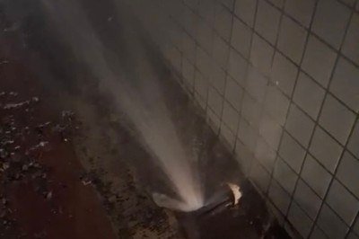 Enquanto moradores esperam água, vazamento jorra em rua do Barreiro -  (crédito: Reprodução/Redes Sociais )