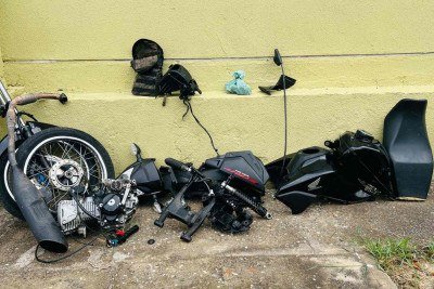 Uma das motos j&aacute; estava completamente desmontada -  (crédito: Ed&eacute;sio Ferreira/EM/D.A. Press)
