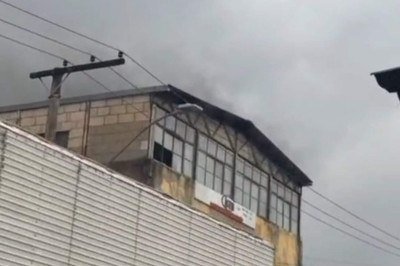 Incêndio na Região do Barreiro atinge igreja no terceiro andar de estabelecimento comercial, em BH -  (crédito: Reprodução/Redes Sociais)