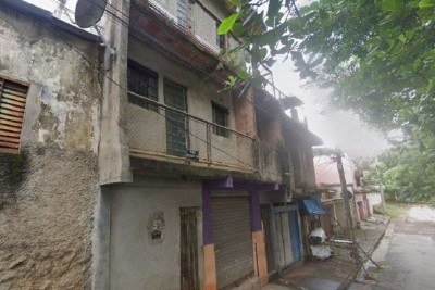 A vítima foi encontrada caída no chão; companheiro estava sentado ao lado dela -  (crédito: Google Street View/Reprodução)