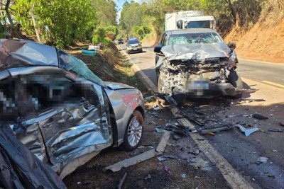 O acidente entre os dois veículos resultou na morte de duas pessoas -  (crédito: CBMMG / Divulgação )