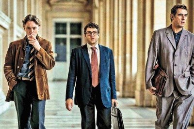 Os atores Swann Arlaud (Paul Andreu), Xavier Dolan ( Jean-Louis Subilon) e Claes Bang (Otto von Spreckelsen) interpretam os personagens à frente da construção do Arco de La Défense -  (crédito: Julien Panie/Divulgação)