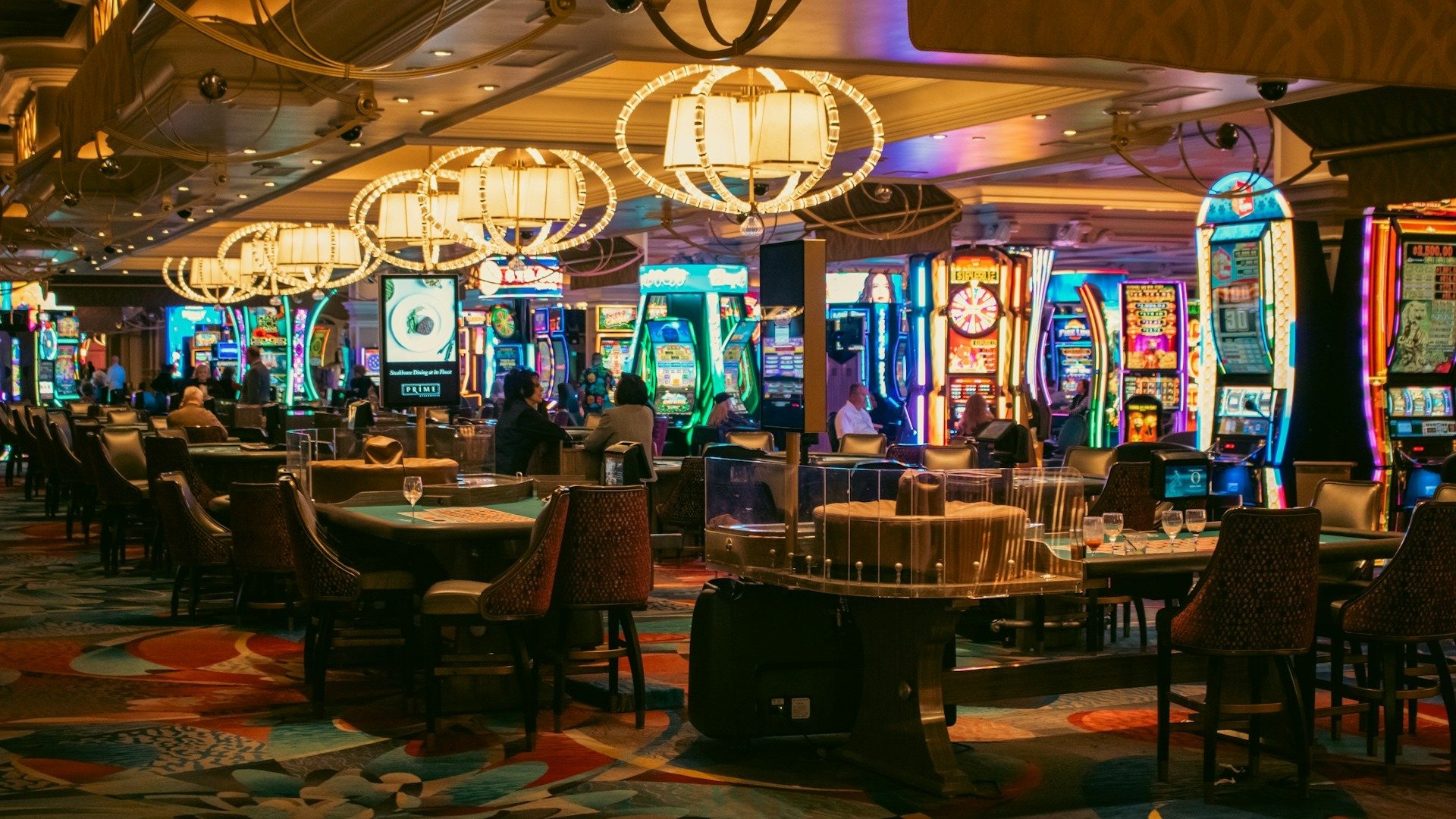 Jogadores buscam a experi&ecirc;ncia e o prest&iacute;gio dos grandes circuitos de poker de mesa, onde a atmosfera dos cassinos enriquece a competi&ccedil;&atilde;o -  (crédito: Unsplash)