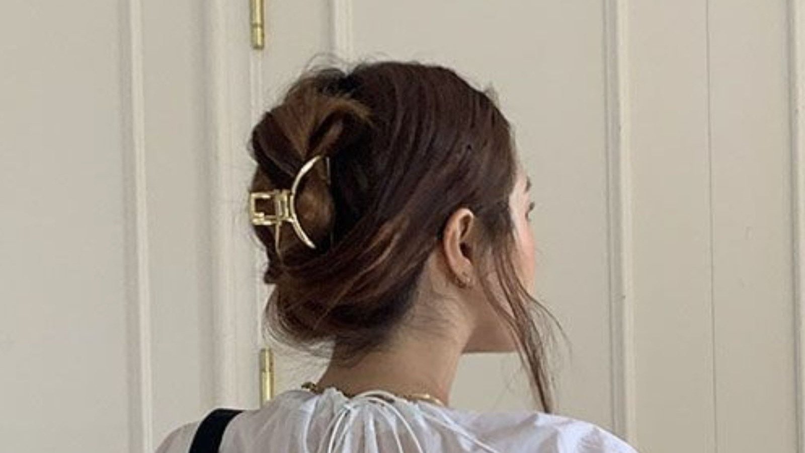 Piranhas de cabelo, como o acess&oacute;rio que prende o penteado desta imagem, s&atilde;o alvo de alerta por especialistas devido a riscos em acidentes -  (crédito: Pinterest)