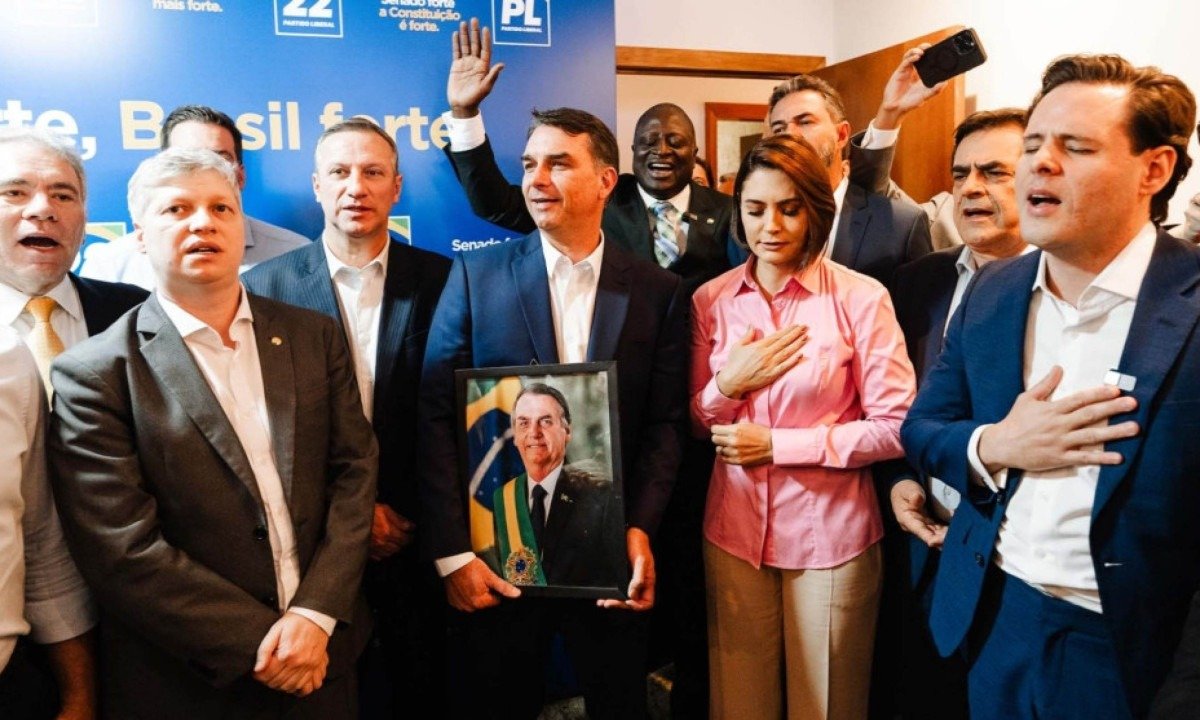 Aliados veem vantagens para Flávio Bolsonaro na crise que empareda Moraes - (crédito: Foto: Vittor Sales/Flávio Bolsonaro)