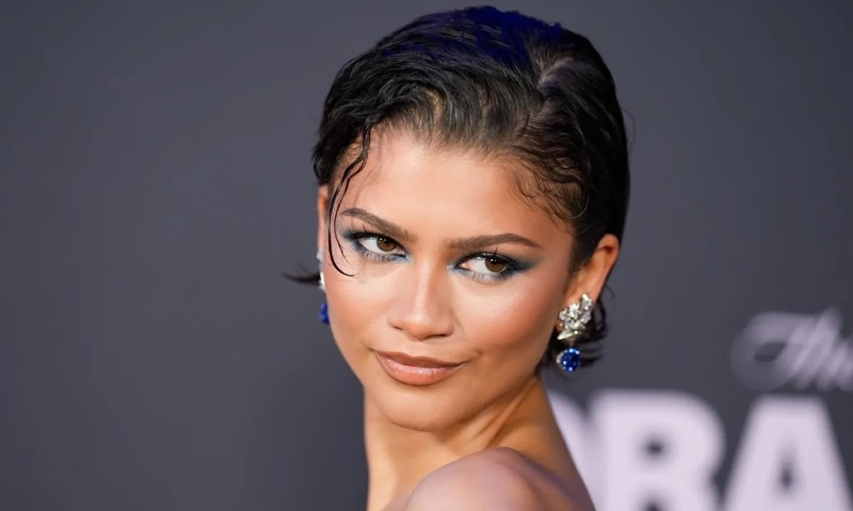 Zendaya apresenta a sombra azul metálica e esfumada, um dos códigos de beleza dos anos 2000 que voltam com releitura - (crédito: Divulgação)