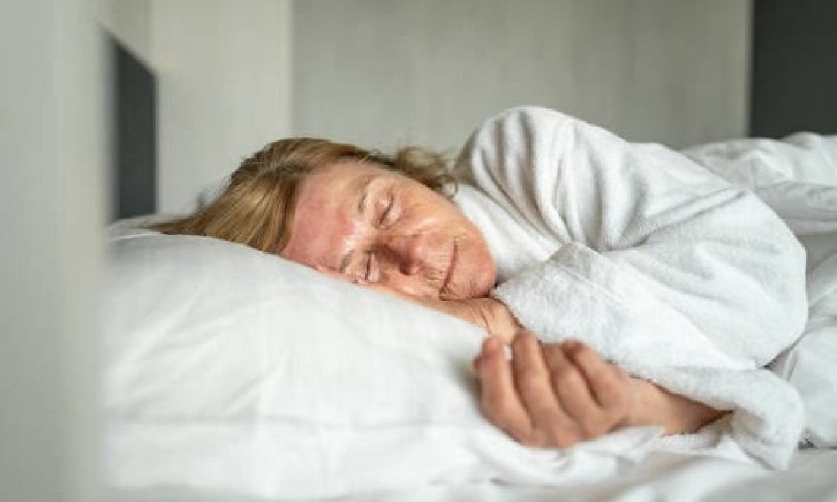 Pressão e atrito da pele contra o travesseiro ao dormir podem intensificar as marcas de expressão e as rugas do sono - (crédito: Divulgação)