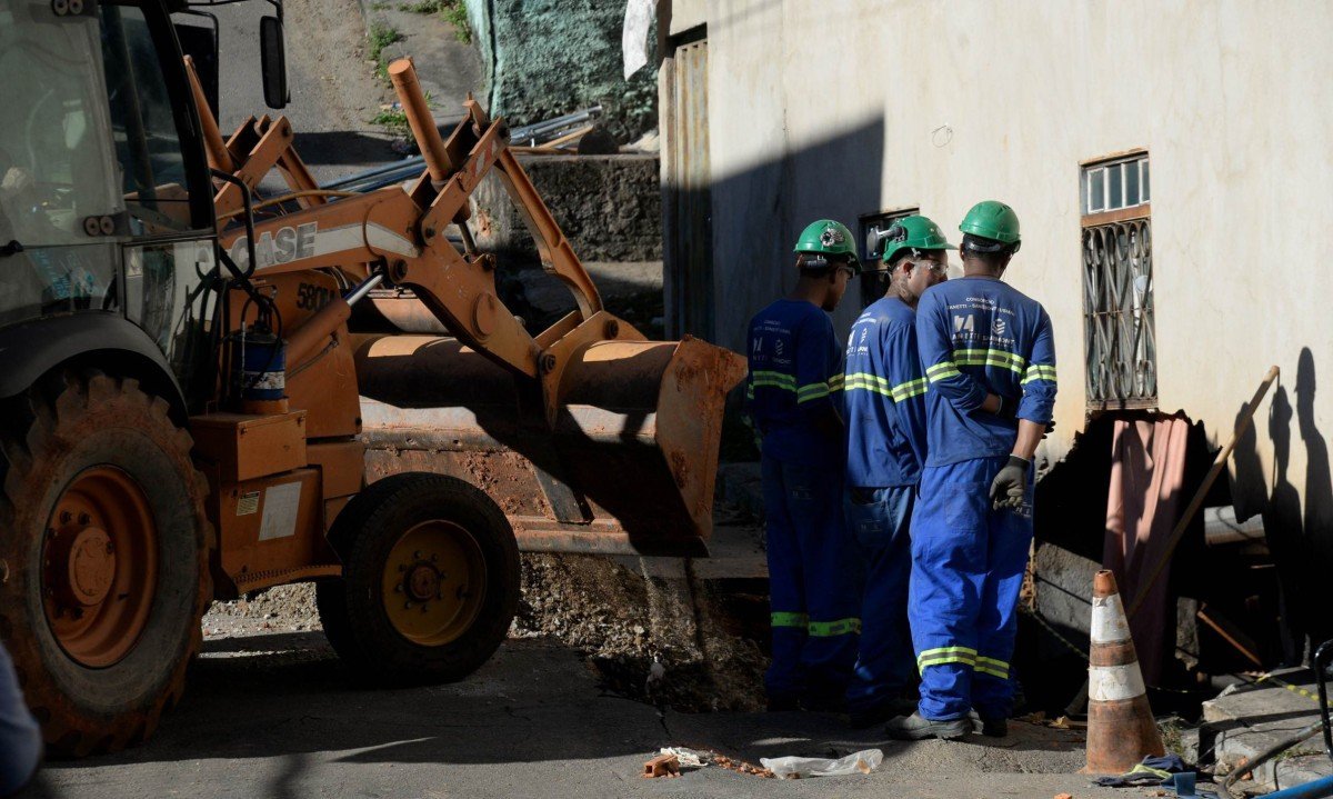 Rompimento em adutora em 19 de agosto abriu buraco grande na Rua Xapuri, no Bairro Nova Granada
- (crédito: Tulio Santos/EM/D.A.Press - Arquivo - 19/08/2026)