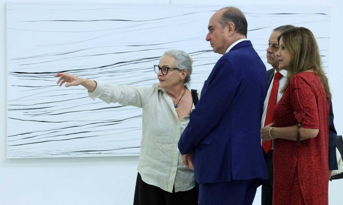 
Mônica Sartori com os desembargadores José Arthur de Carvalho Pereira Filho, superintendente de Projetos Artísticos e Culturais do TJMG, e José Marcos Rodrigues Vieira, membro do Conselho Curador do TJMG Cultural, e Claudia Elias -  (crédito: Juarez Rodrigues/TJMG/Divulgação)