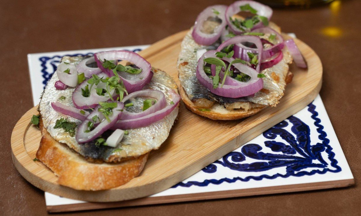 Uma sugest&atilde;o interessante de entrada &eacute; a bruschetta de sardinha com cebola roxa, alcaparras e cheiro-verde