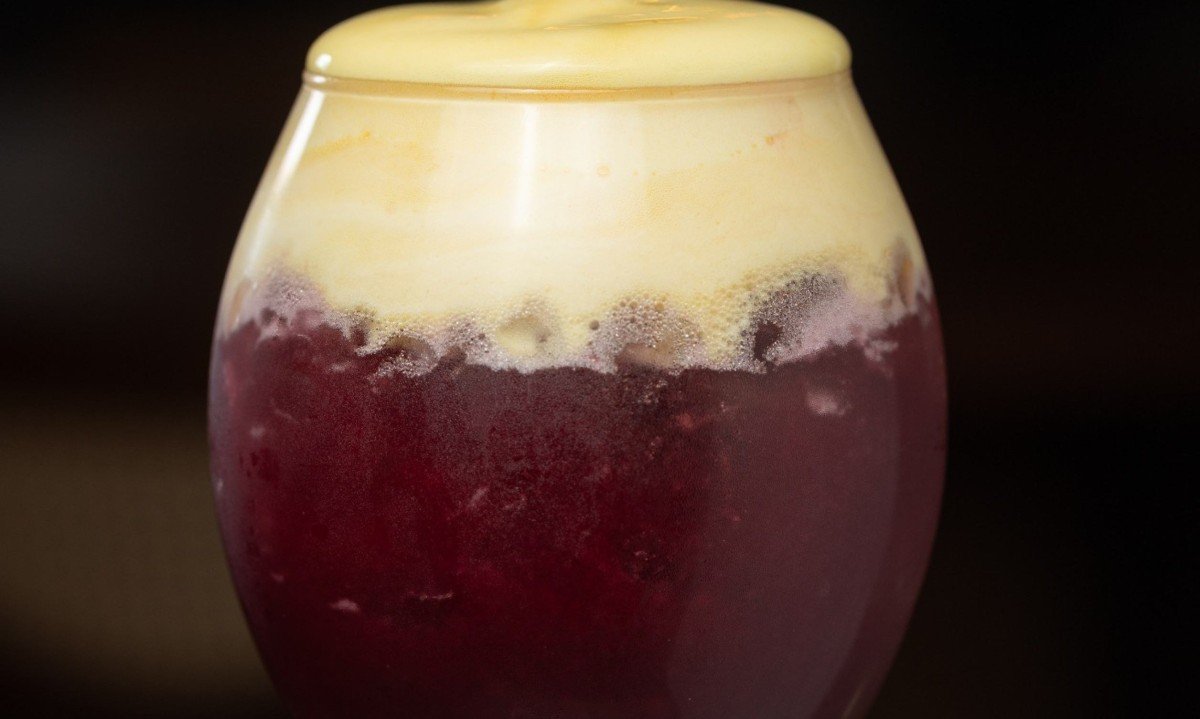 Entre os drinques autorais, o Bord&ocirc;, formado por redu&ccedil;&atilde;o de vinho com amora, gim, lim&atilde;o siciliano e espuma de tangerina