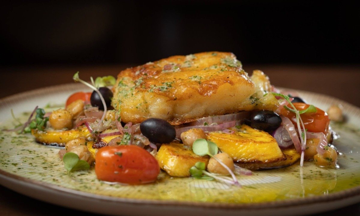 Quem gosta de bacalhau vai se surpreender com o Douro: a posta do peixe &eacute; servida com banana-da-terra grelhada, gr&atilde;o-de-bico temperado, tomates confit, cebola roxa e azeite de ervas
